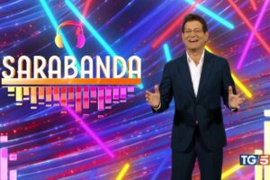enrico papi sorride