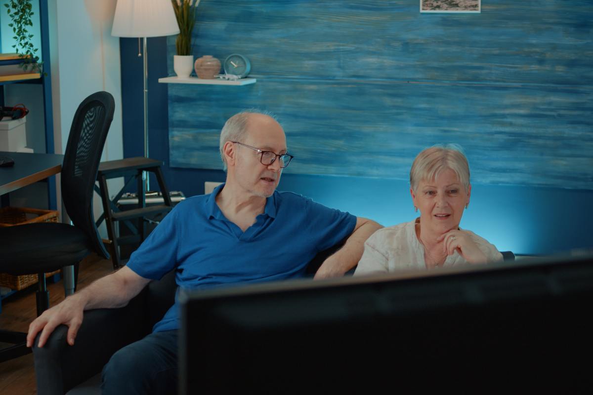 anziani davanti alla tv