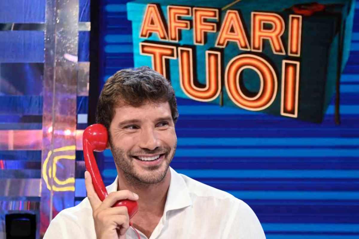 De Martino sorridente durante la trasmissione