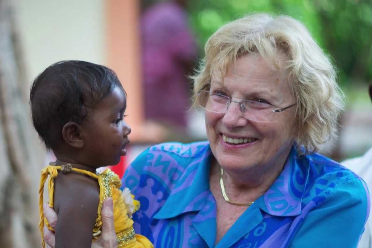 Hélène Ehret e uno dei suoi bambini in braccio