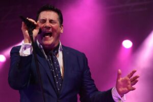 Il cantante Tony Hadley in concerto
