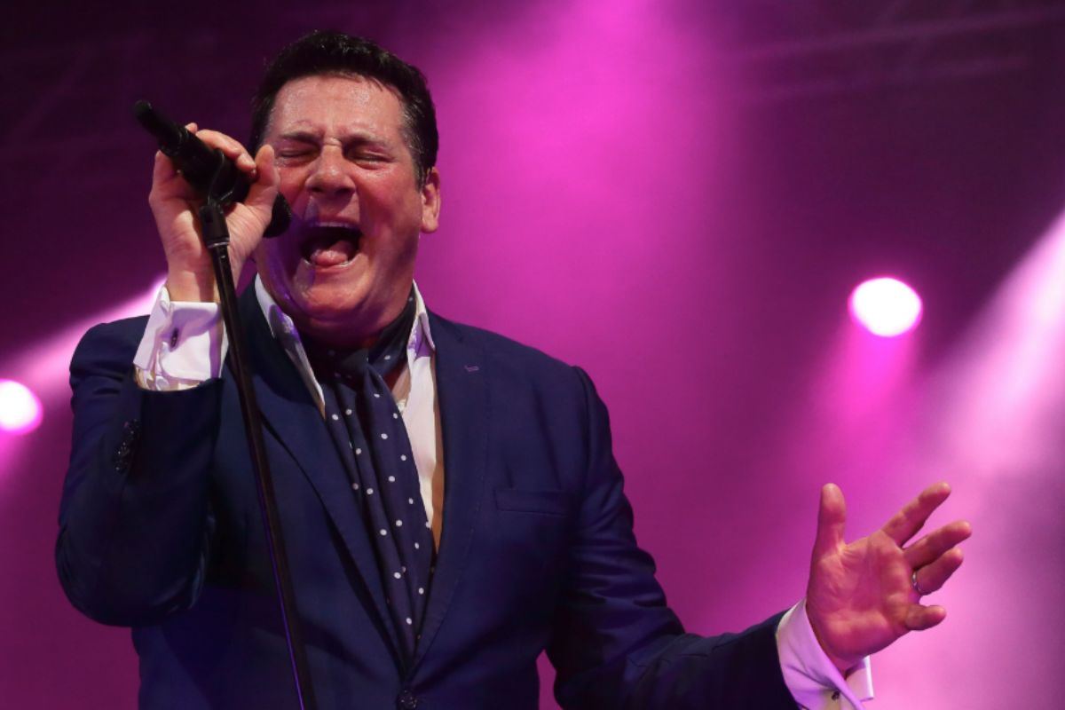 Il cantante Tony Hadley in concerto