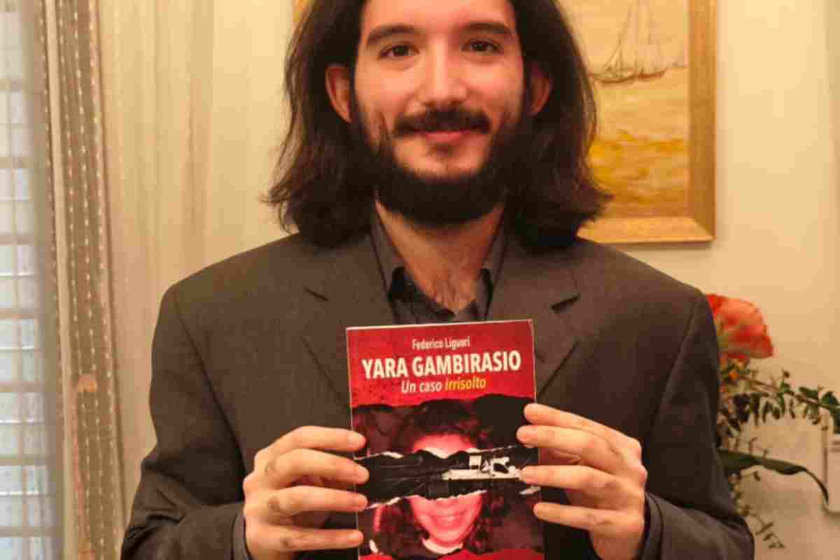 Federico Liguori col suo libro sul delitto di Yara Gambirasio