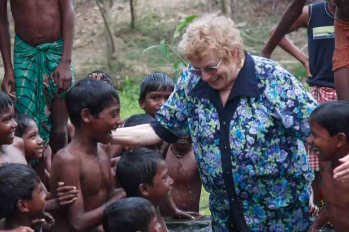 Hélène Ehret coi bambini di Missione Calcutta