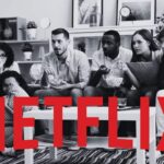 ragazzi davanti alla tv che guardano spaventati in bianco e nero e logo netflix