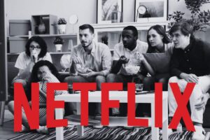ragazzi davanti alla tv che guardano spaventati in bianco e nero e logo netflix