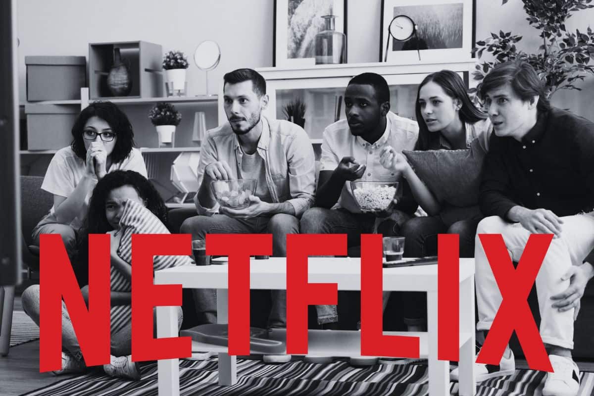 ragazzi davanti alla tv che guardano spaventati in bianco e nero e logo netflix