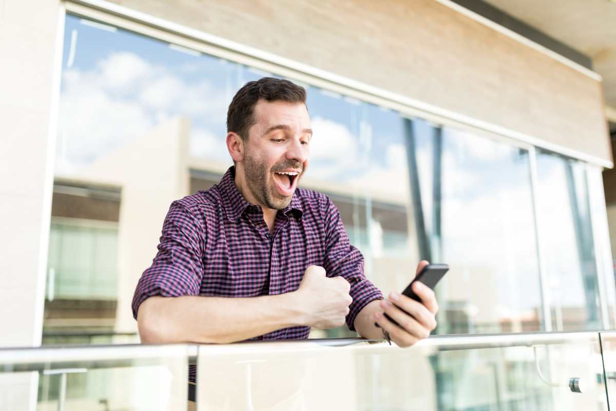 persona felice al telefono