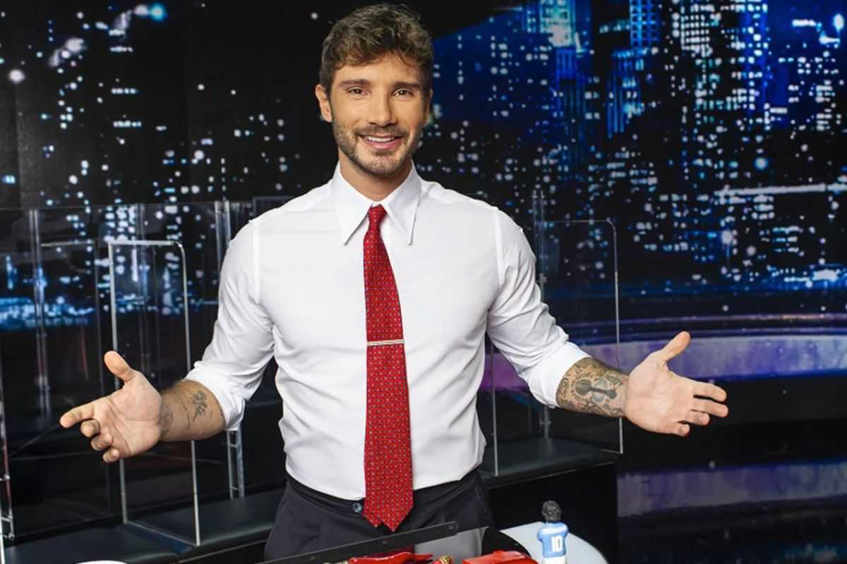 Stefano De Martino sorridente