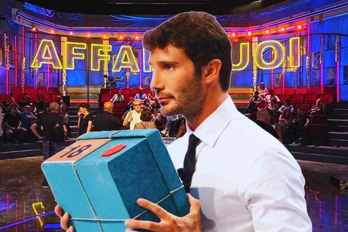 Stefano De Martino stringe in mano il pacco di Affari Tuoi