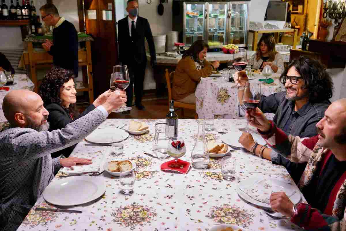 concorrenti e alessandro borghese in una puntata di 4 ristoranti