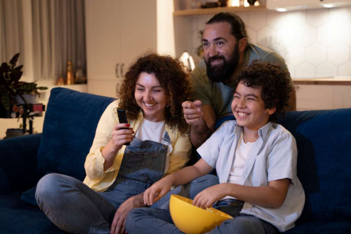 famiglia che guarda la tv