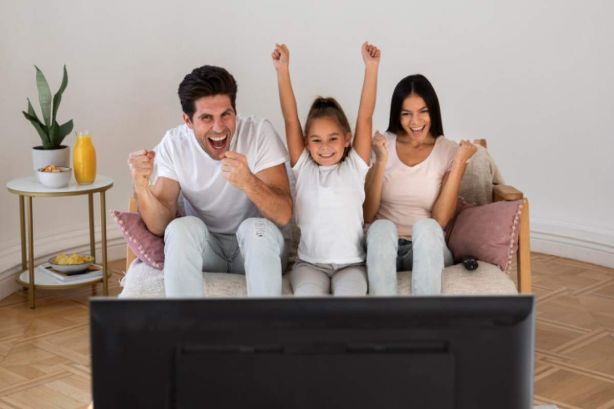 famiglia davanti alla tv