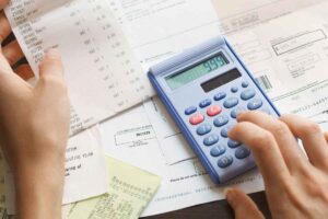 persona fa il conto delle ricevute