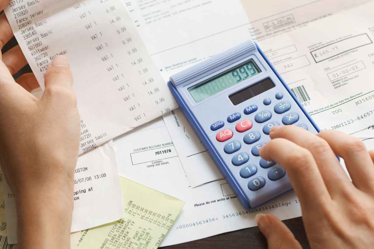 persona fa il conto delle ricevute