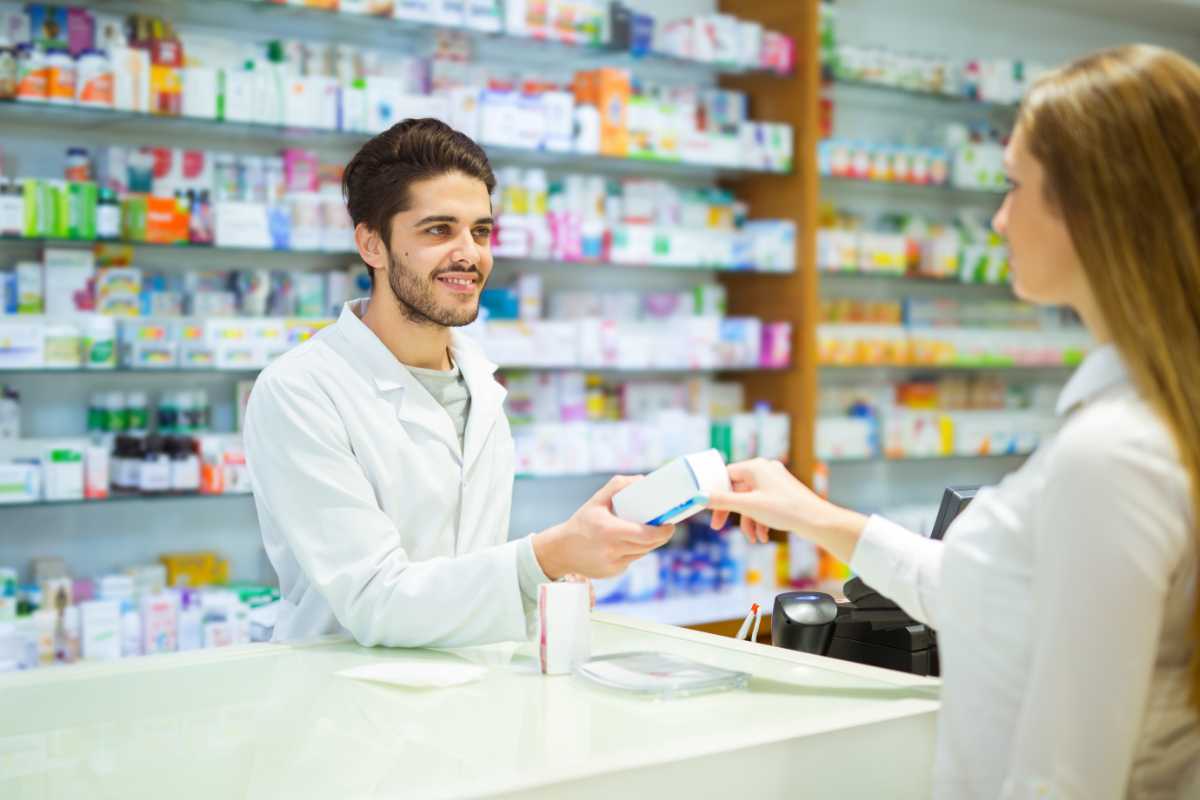 ragazza compra medicine in farmacia